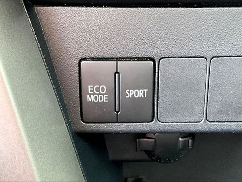 Used 2018 Toyota RAV4 XLE w/ Plus Extra Value Package FWD image 37
