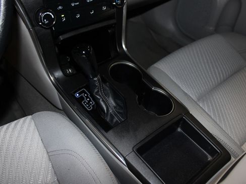 Used 2016 Toyota Camry LE FWD image 18