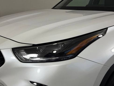 Used 2024 Toyota Highlander XSE FWD image 12