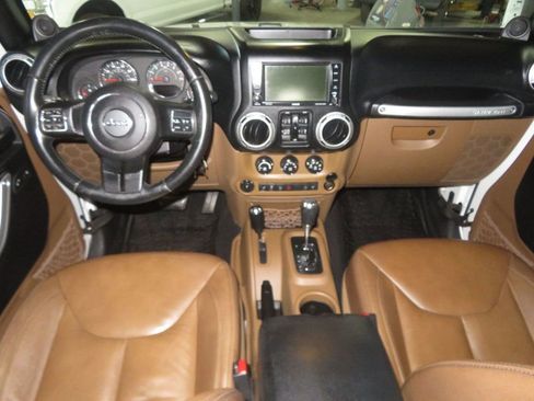 Used 2014 Jeep Wrangler Unlimited Sahara w/ Max Tow Package AWD/4WD image 41