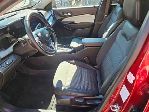 Used 2025 Chevrolet Trax LT w/ LT Convenience Package image 11