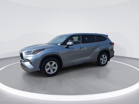 Used 2022 Toyota Highlander LE image 4