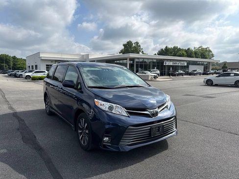 Used 2019 Toyota Sienna XLE w/ XLE Navigation Package AWD/4WD image 1