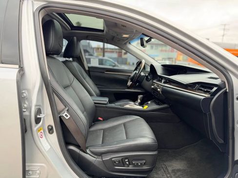 Used 2016 Lexus ES 350 w/ Navigation System Package image 37