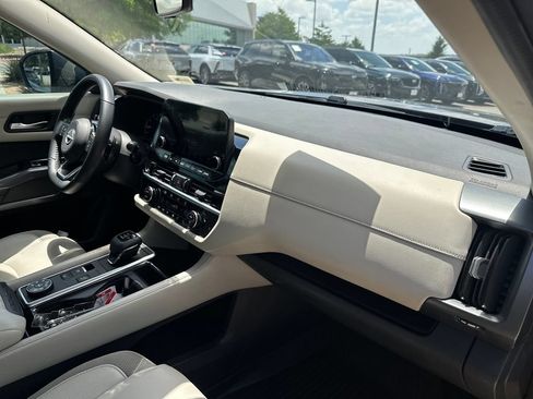 Used 2023 Nissan Pathfinder SL AWD/4WD image 40