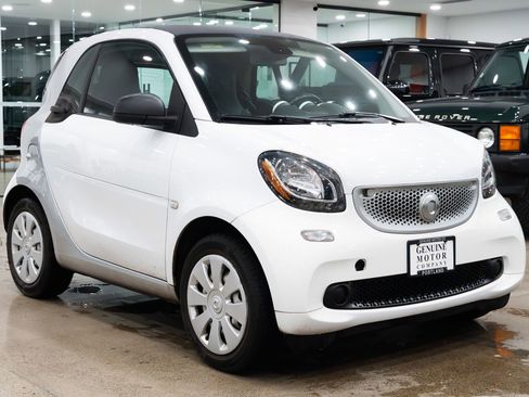 Used 2017 smart fortwo pure image 3