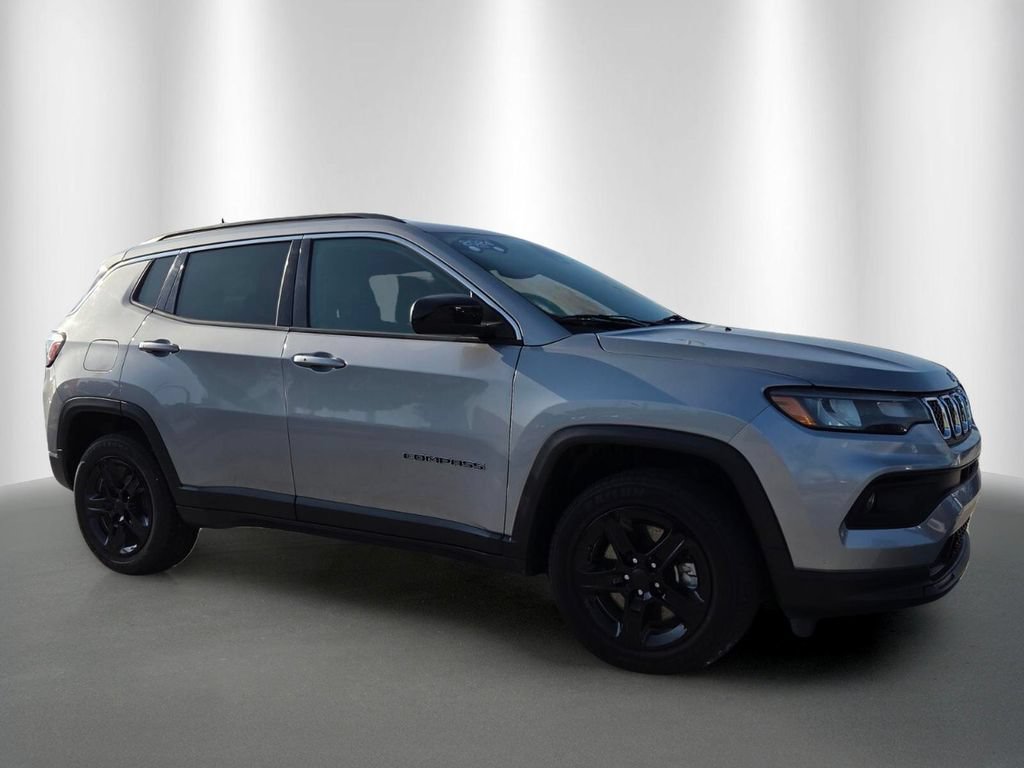 Used 2024 Jeep Compass Latitude AWD/4WD image 2