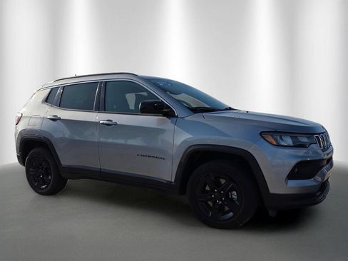 Used 2024 Jeep Compass Latitude AWD/4WD image 2