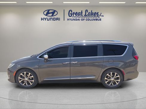 Used 2020 Chrysler Pacifica Limited FWD image 2
