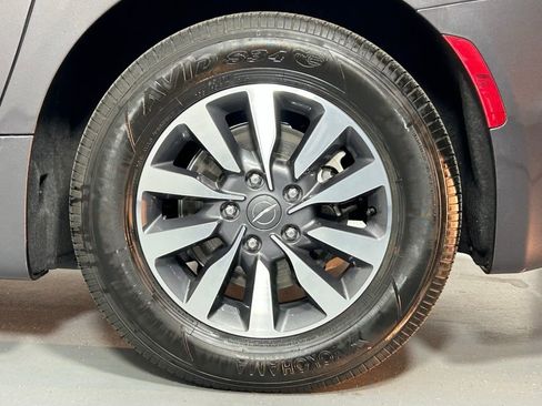 Used 2023 Chrysler Pacifica Touring-L image 37