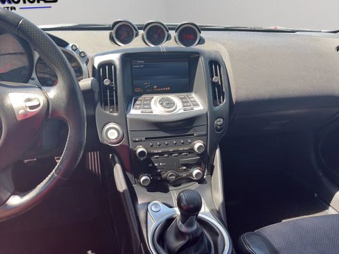 Used 2009 Nissan 370Z Touring RWD image 12