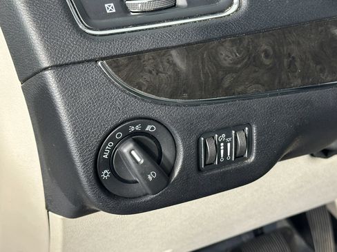 Used 2012 Chrysler Town & Country Touring-L w/ Premium Group FWD image 26
