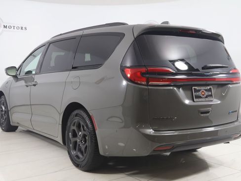 Used 2021 Chrysler Pacifica Touring-L w/ S Appearance Package FWD image 4