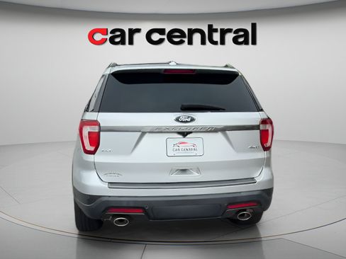 Used 2018 Ford Explorer XLT w/ XLT Appearance Package AWD/4WD image 4