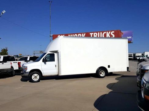 Used 2016 Ford E-450 and Econoline 450 Super Duty image 2