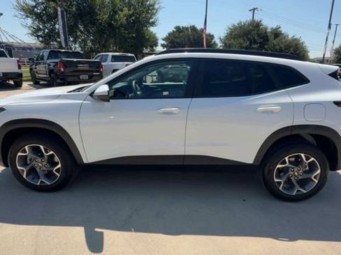 Used 2025 Chevrolet Trax LT FWD image 5