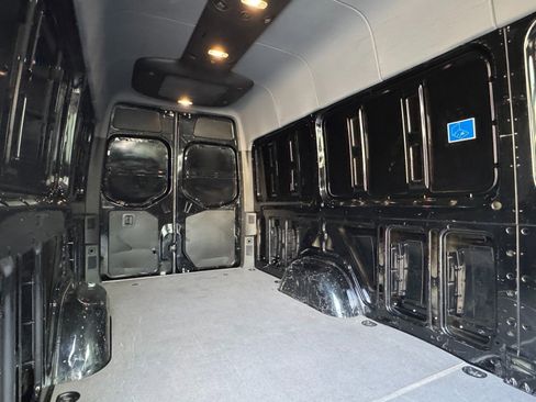 Used 2023 Mercedes-Benz Sprinter 2500 image 27