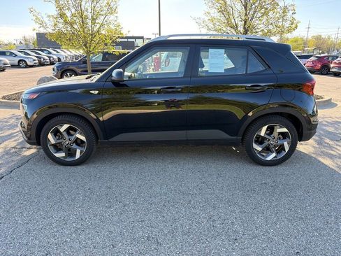 Used 2022 Hyundai Venue SEL FWD image 2