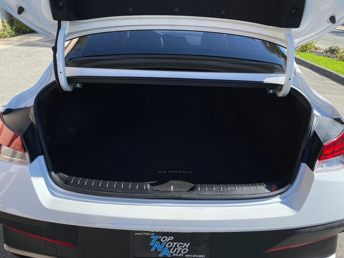 Used 2024 Hyundai Elantra Blue FWD image 10