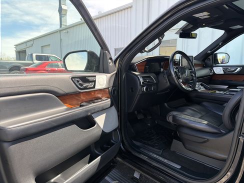 Used 2019 Lincoln Navigator Reserve AWD/4WD image 7