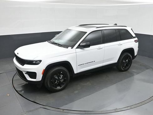 New 2025 Jeep Grand Cherokee Altitude AWD/4WD image 24