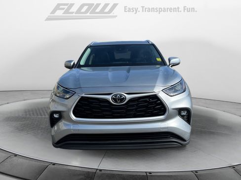 Certified 2025 Toyota Highlander XLE image 3