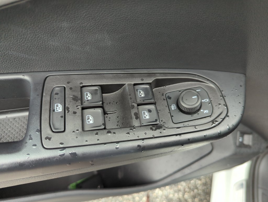 Used 2024 Volkswagen Taos SE AWD/4WD image 31