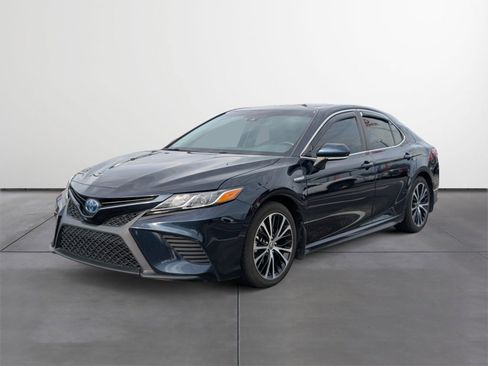 Used 2020 Toyota Camry SE image 2