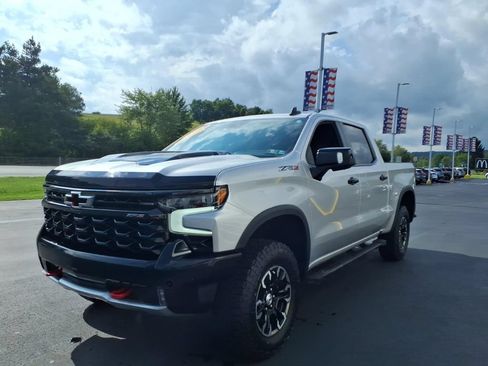 Used 2022 Chevrolet Silverado 1500 ZR2 w/ Technology Package AWD/4WD image 4