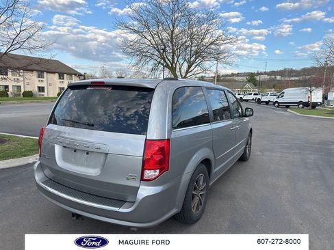 Used 2017 Dodge Grand Caravan SXT image 5