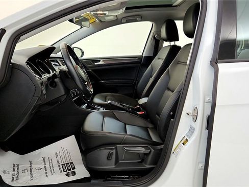 Used 2018 Volkswagen Golf SE image 25