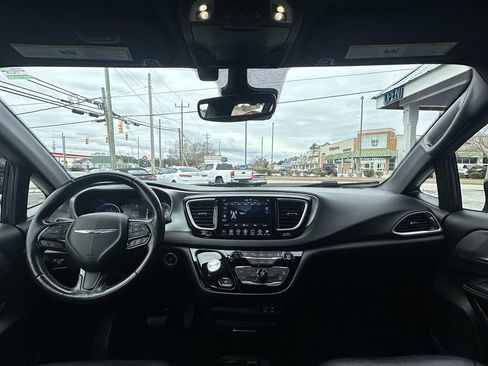 Used 2020 Chrysler Pacifica Touring-L image 14