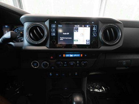Used 2017 Toyota Tacoma TRD Off-Road w/ Premium & Technology Package AWD/4WD image 18