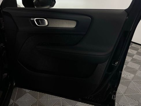 Used 2025 Volvo XC40 B5 Plus image 31