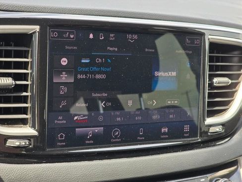 Used 2023 Chrysler Pacifica Touring-L FWD image 4