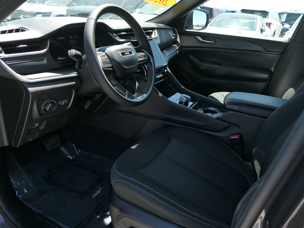 Used 2025 Jeep Grand Cherokee Laredo RWD image 11