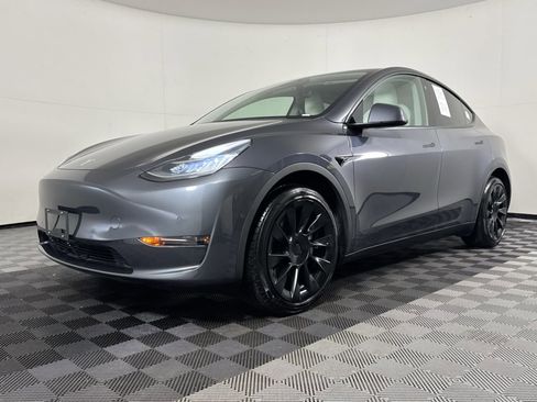 Used 2022 Tesla Model Y Long Range image 39