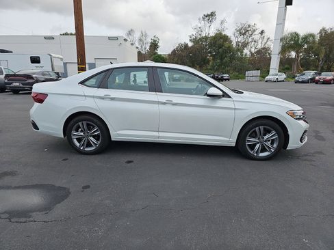 Certified 2024 Volkswagen Jetta SE w/ Panoramic Sunroof Package image 4