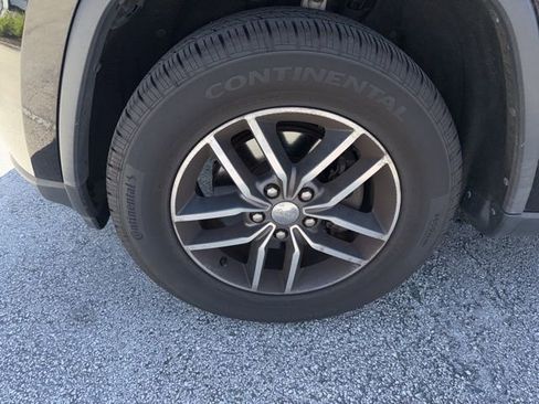 Used 2017 Jeep Grand Cherokee Limited image 3