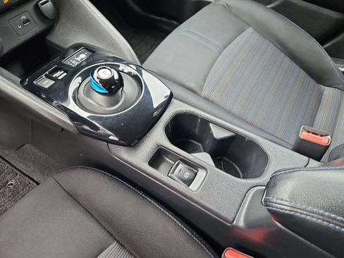 Used 2018 Nissan Leaf SV w/ SV Technology Package FWD image 17