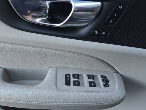 Used 2022 Volvo V60 T5 Cross Country w/ Advanced Package image 10