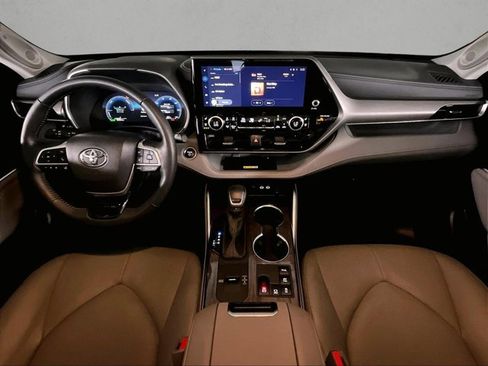 Used 2025 Toyota Highlander Limited AWD/4WD image 16