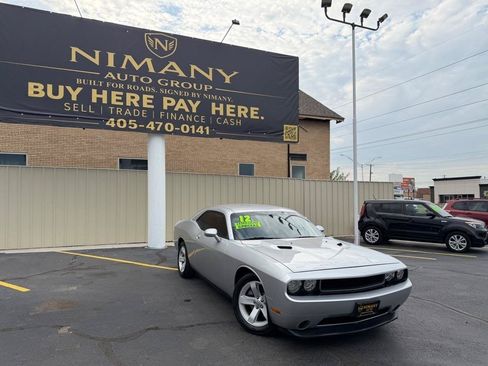 Used 2012 Dodge Challenger SXT RWD image 1