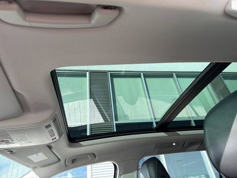 Certified 2023 Volkswagen Tiguan SE w/ Panoramic Sunroof Package image 23