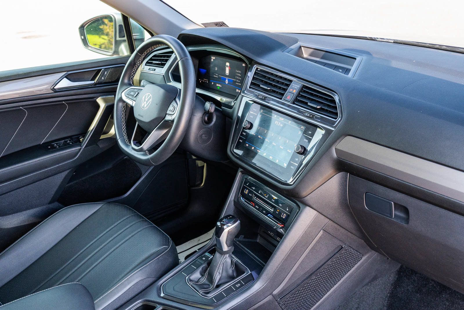 Used 2023 Volkswagen Tiguan SE w/ Panoramic Sunroof Package FWD image 13