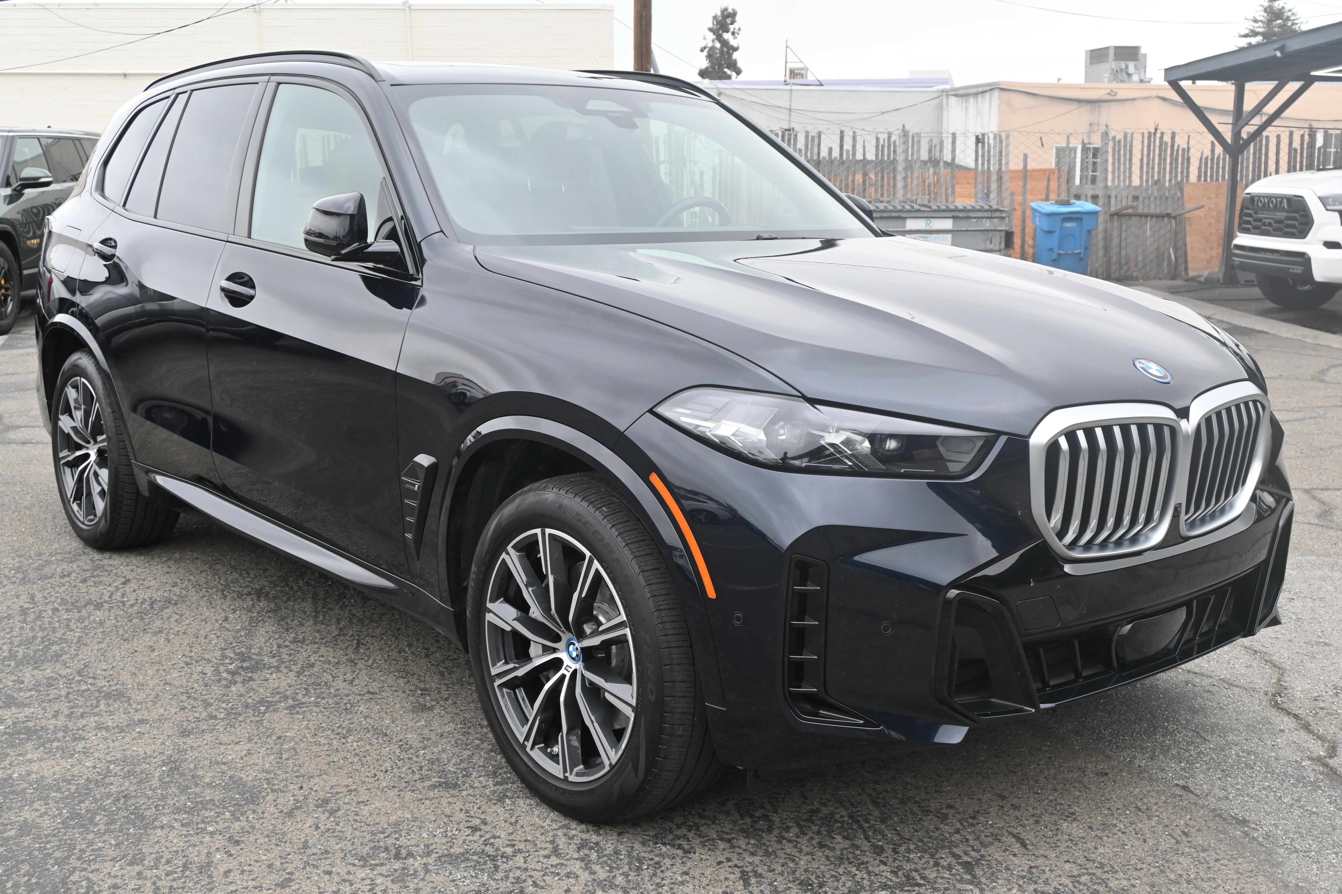 Used 2024 BMW X5 xDrive50e w/ M Sport Package AWD/4WD image 4
