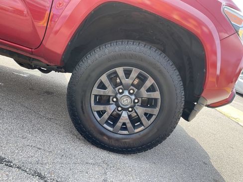 Certified 2022 Toyota Tacoma SR5 AWD/4WD image 11