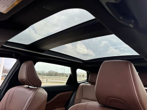 Used 2025 Toyota Crown Signia w/ Advanced Technology Package image 25