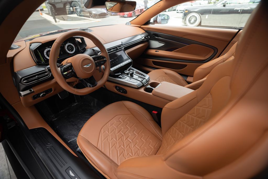 Used 2025 Aston Martin Vanquish RWD image 27