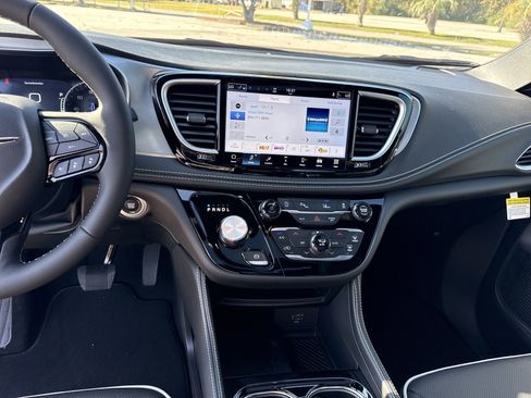 New 2026 Chrysler Pacifica Limited w/ S Appearance Package image 24